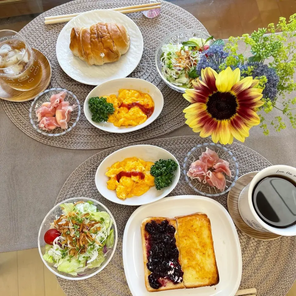 Snapdishの料理写真:6/17❤︎休日モーニング🌱
・嵜本生食パン
・ブルーベリージャムトースト
・嵜本の塩トリュフパン
・スクランブルエッグ
・クリームチーズ入りハム
・グリーンサラダ|Makinsさん