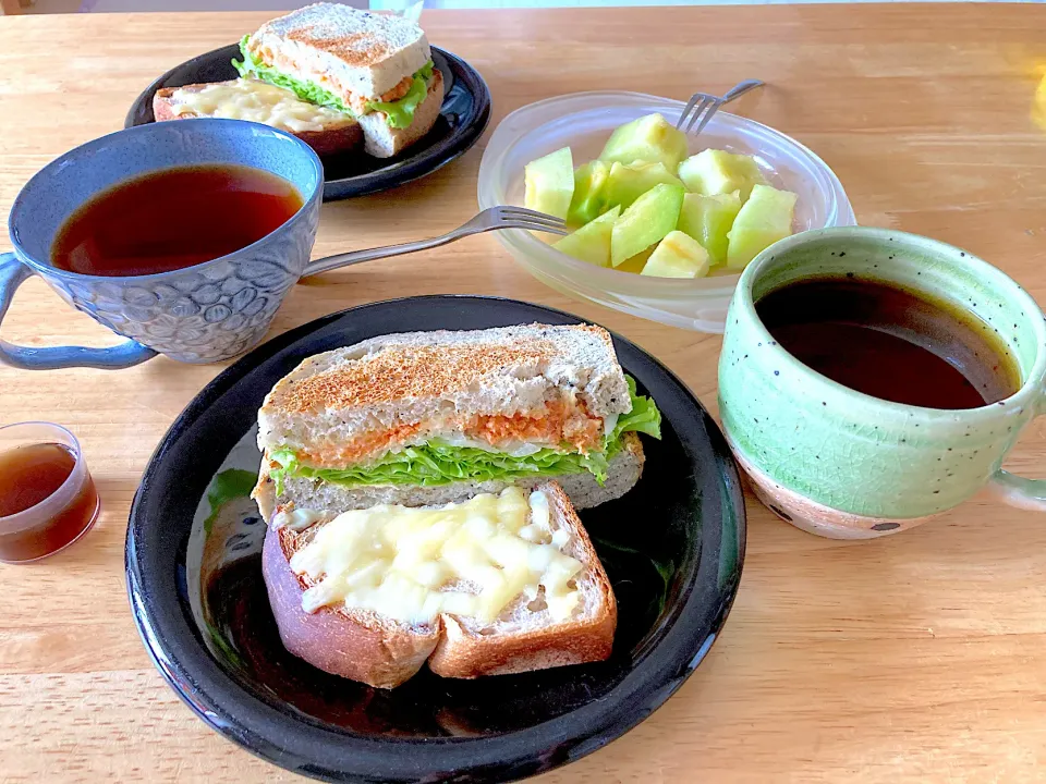 甘酒食パンで鮭明太サンドと胡桃レーズンチーズ食パンオープンサンド❤️|さくたえさん