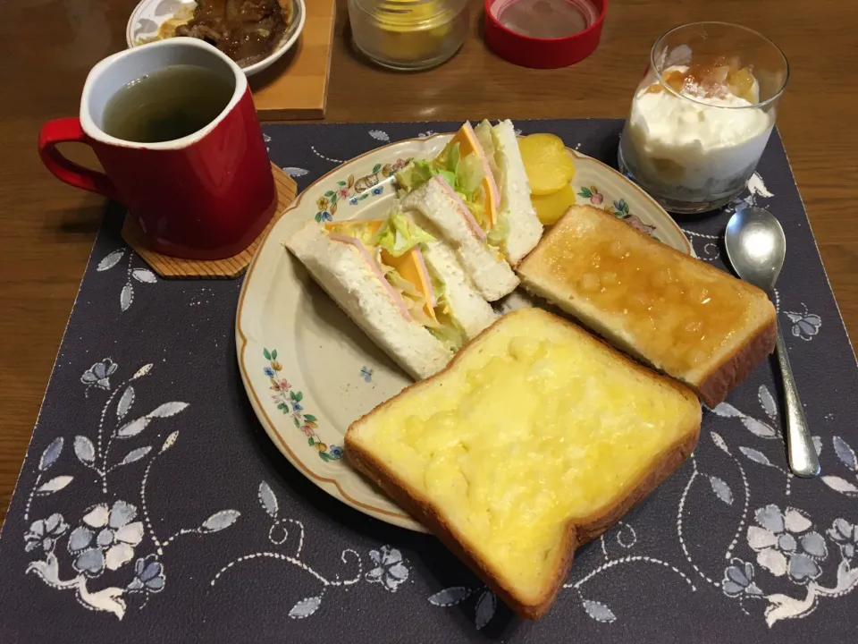 Snapdishの料理写真:サンドイッチ、各種トースト、バナナ＆アップルシナモンジャムヨーグルト(昼飯)|enarinさん