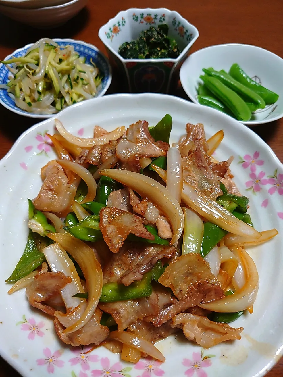 Snapdishの料理写真:豚バラ野菜炒め
スナップエンドウ　ろく助塩で
もやしサラダ
ほうれん草胡麻和え|ぱやさん