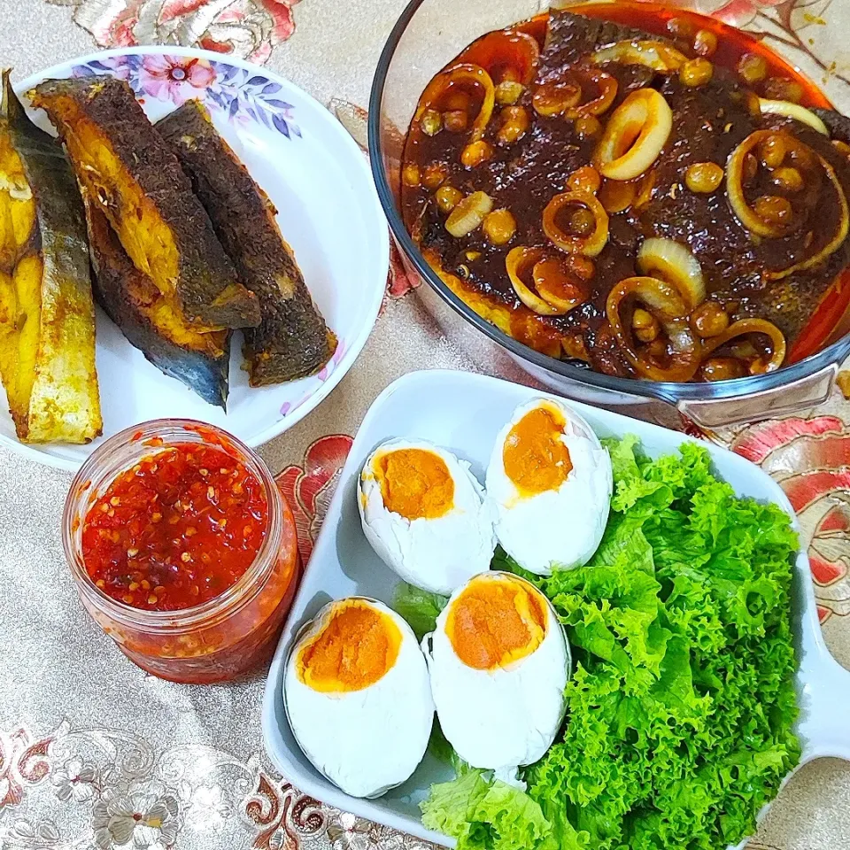 Sweet Sour Sole Fish, Boiled Salted Egg, Fried Fish, Sambal with Salad.|simatasepetさん