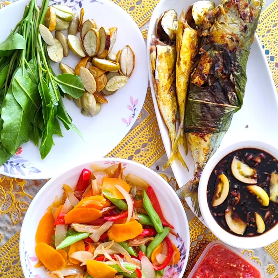 Grilled Fish, Sambal Asam, Ulam & Mix Veggie|simatasepetさん