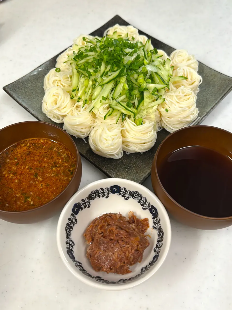 Snapdishの料理写真:夏日和。そうめん。梅カツオつゆ。坦々麺風。お好きなものを😊|ゆーこ。さん