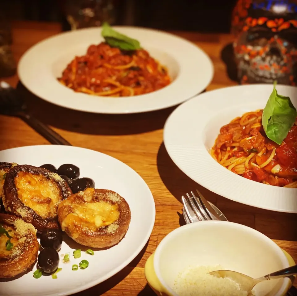 Snapdishの料理写真:Dinner ! Dinner ! 
Mushroom, Smoked bacon , Garlic , Fresh Basil in a Rich Tomato sauce with Spaghetti with Garlic Baked Mushrooms filled with cheese & garlic B|Emanuel Hayashiさん