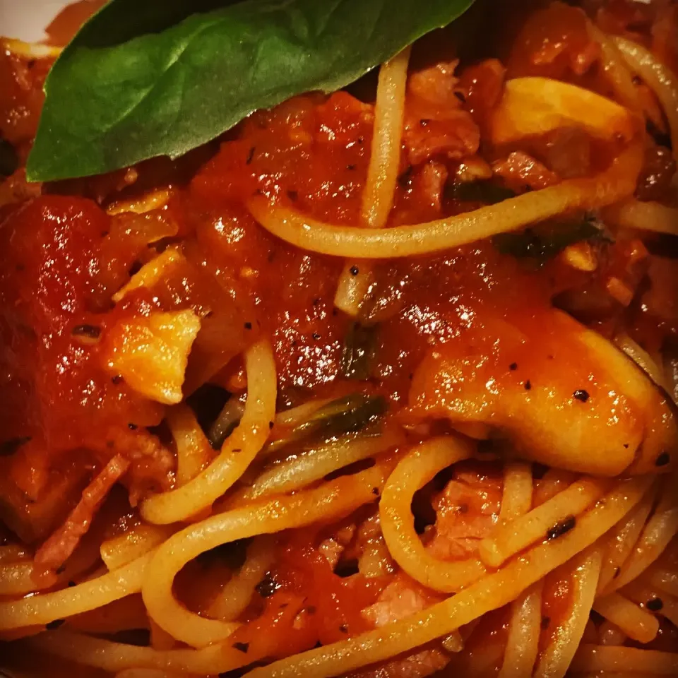 Dinner ! Dinner ! 
Mushroom, Smoked bacon , Garlic , Fresh Basil in a Rich Tomato sauce with Spaghetti with Garlic Baked Mushrooms filled with cheese & garlic B|Emanuel Hayashiさん