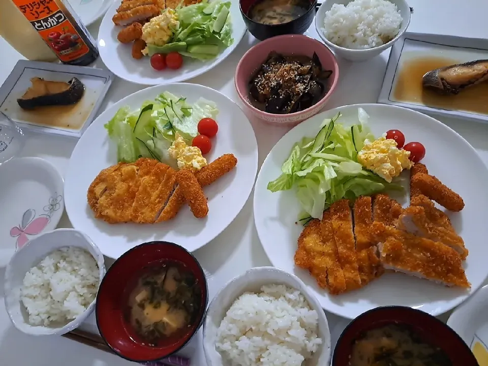 Snapdishの料理写真:夕食(*^^*)
とんかつ&チーズフライ&卵サラダ🥗
銀ダラ煮
なすの煮浸し
お味噌汁(豆腐、海苔フレーク)|プリン☆さん