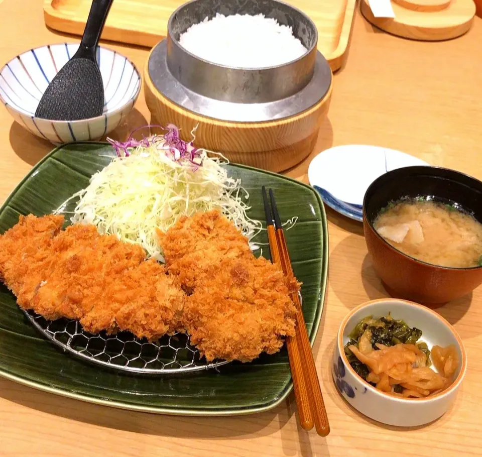 Tonkatsu Set Served w/ Salad, Miso Soup and Rice! 🐷🥢
...
...
Very Crispy, Thick & Tender to Chew! Yummmmm 🤤|An'leeさん