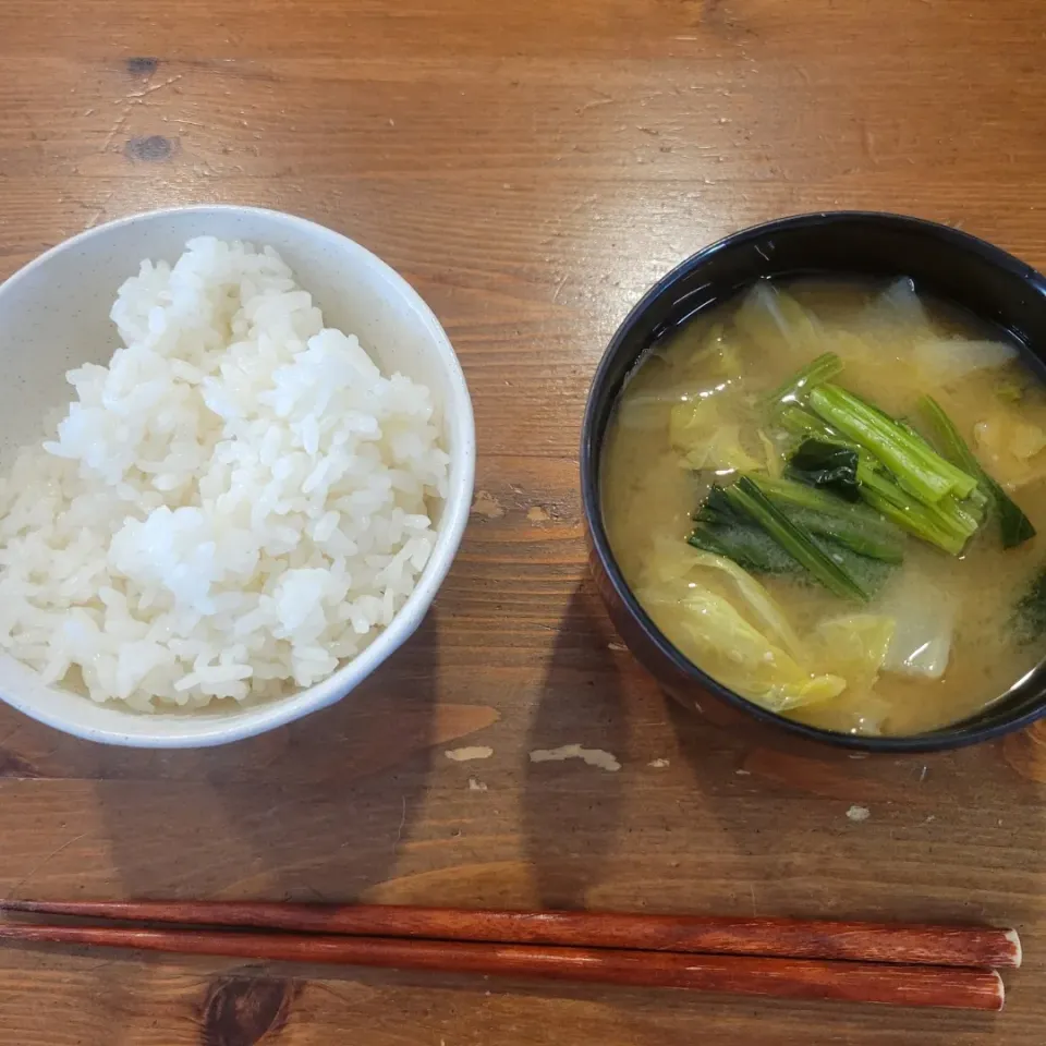 Snapdishの料理写真:熱々ご飯と夕べのひんやり味噌汁で始動、、、|あんさん