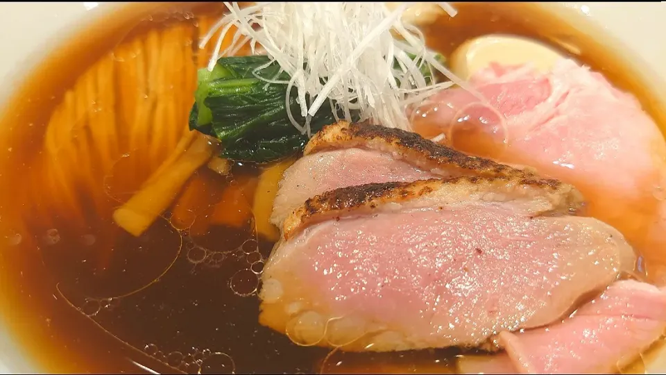 【2023年5月創業】 
RAMEN MATSUI
醤油 (1,000円)
＋特製 (鴨肉/雲呑/味玉、400円) 
＠新宿御苑前6分
(JR新宿駅から徒歩18分)
23137 (143,520)|大脇さん