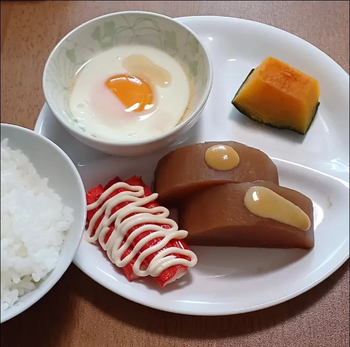 卵
かぼちゃ
大根の煮物
カニカマ
炊きたてご飯🍚|ナナさん