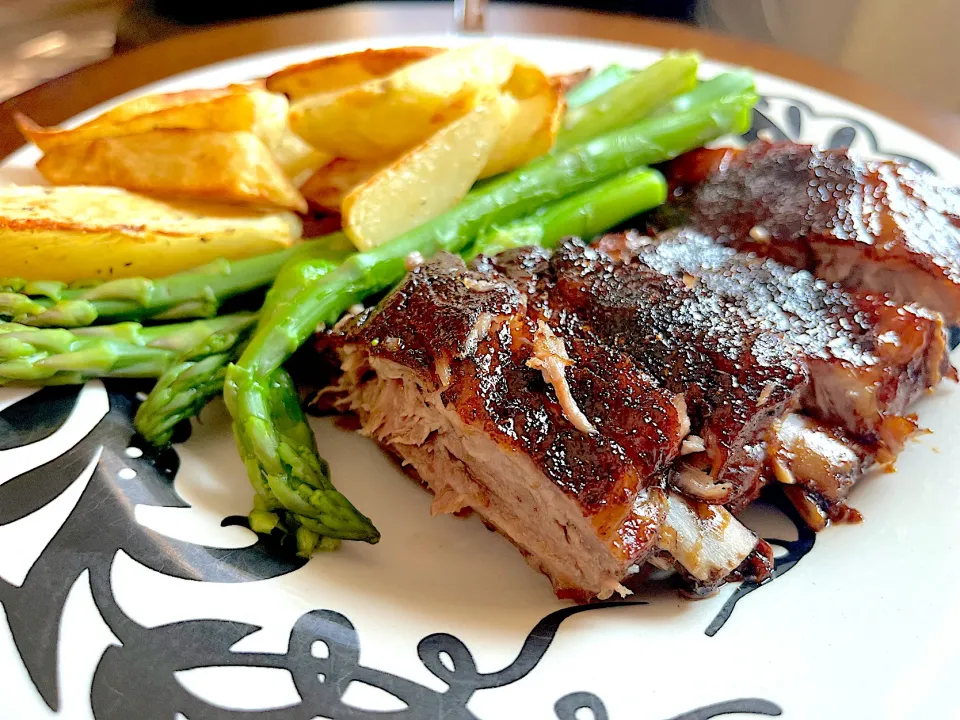 Pork ribs with potato wedges and asparagus|Laki Maikaʻiさん