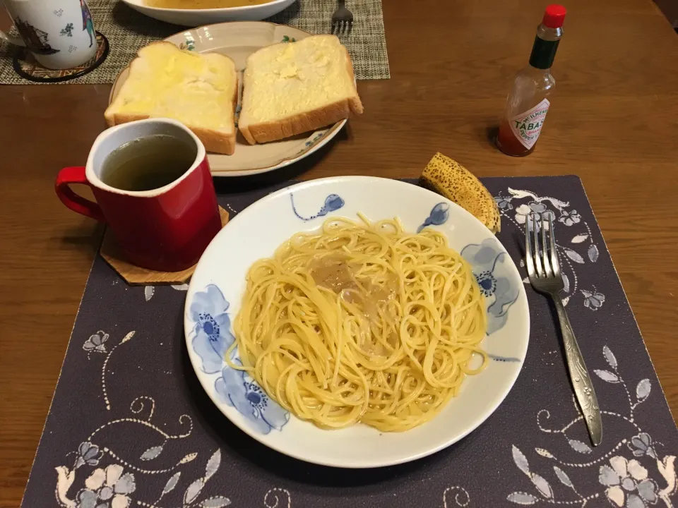 あさりコンソメスープパスタ、トースト(昼飯)|enarinさん