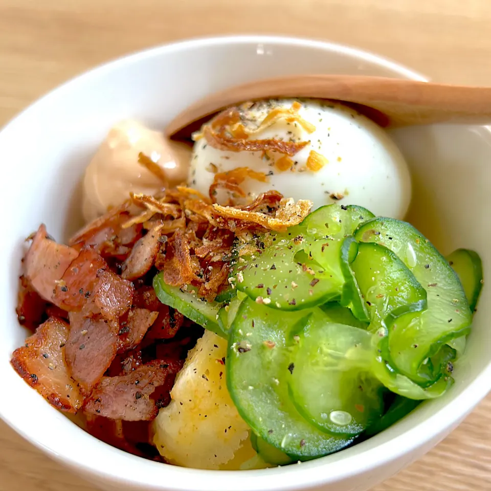 自分で崩して食べるポテサラ～🥚|みほままこさん