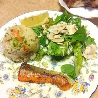 Snapdishの料理写真:サーモンソテーと野菜の炊き込みピラフ|yukari yumiさん