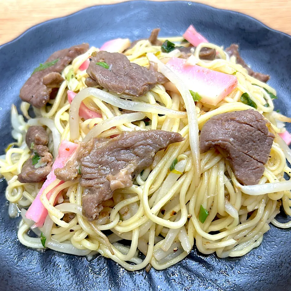 蒸しちゃんぽん麺で牛タンの塩焼きそば|みほままこさん