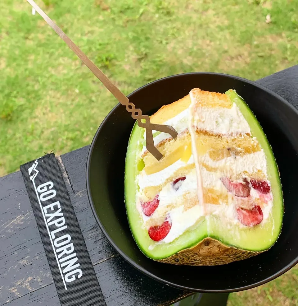 Snapdishの料理写真:父の日、メロン丸ごとケーキで🍈|みっこちゃんさん