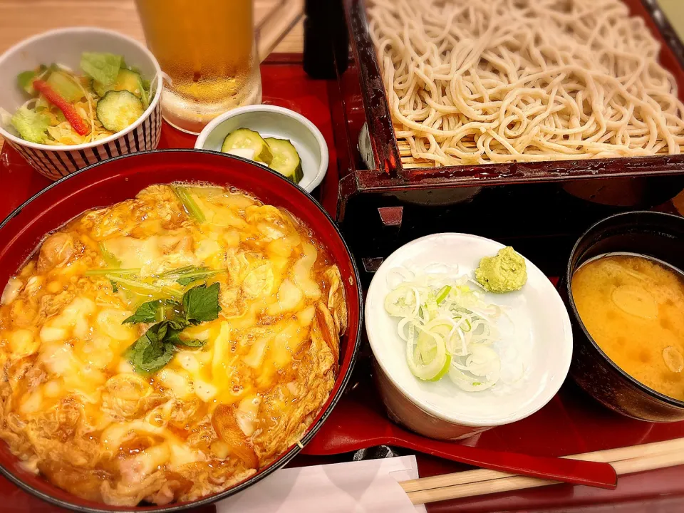 Snapdishの料理写真:名物 親子丼セット（とろーりチーズ味） ¥1,628|Blue Moon Caféさん