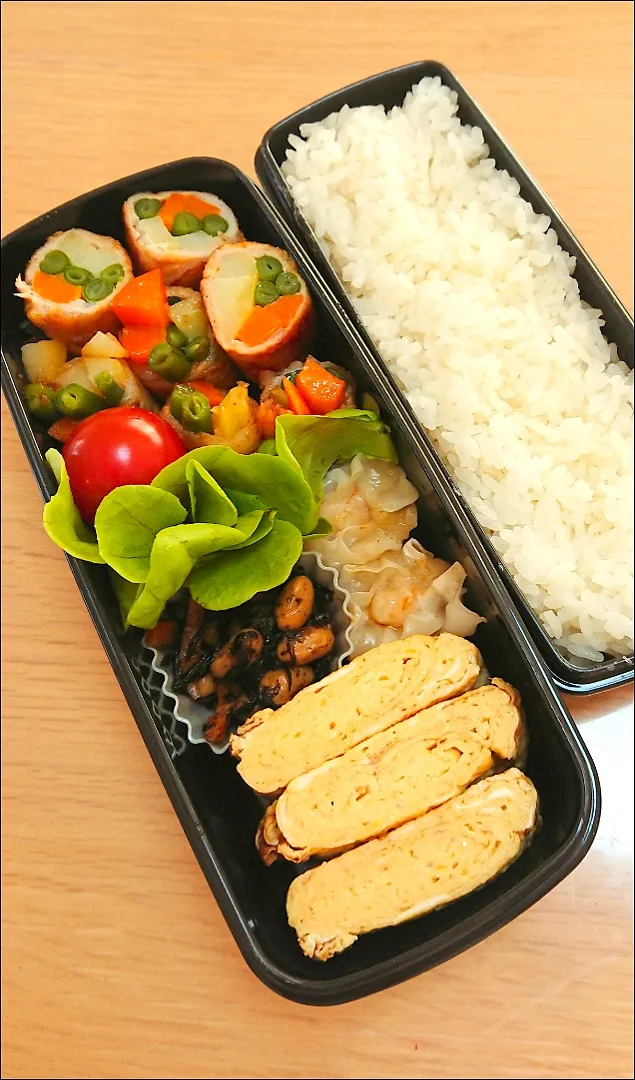 今日のお弁当
三色肉巻き、プチトマト、ひじき煮物、だし巻き玉子、市販のエビシュウマイ|momoさん