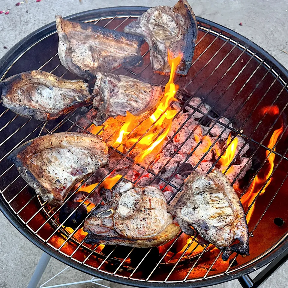 Grilling some porkchops|🌺IAnneさん