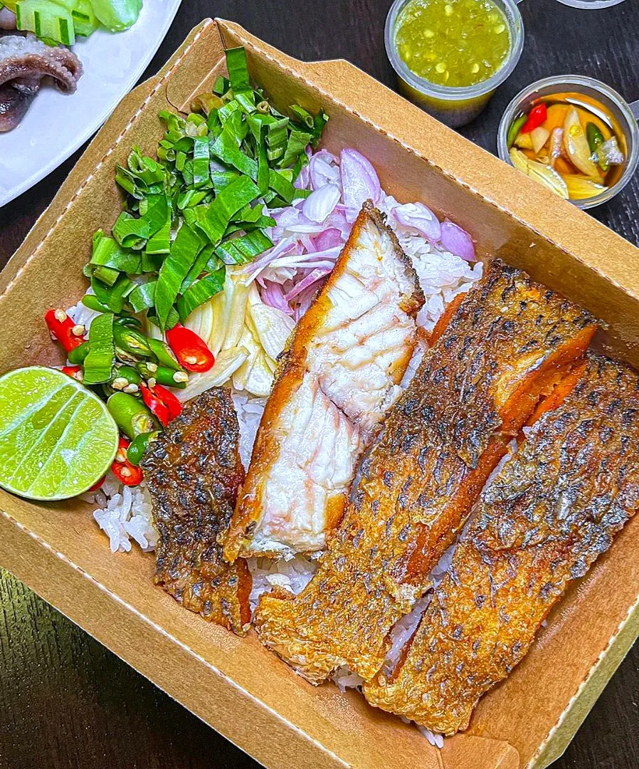 Deep-Fried Fish on Rice w/ Spicy Dipping Sauce (ข้าวปลาแกะ) 🐟🍚
...
...
Crispy, Tasty & Yuuuuuum! 🥰|An'leeさん