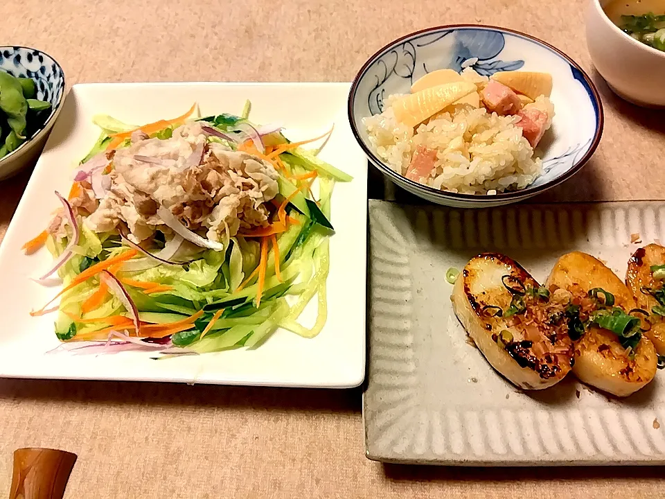 冷しゃぶとたけのこベーコン炊き込みご飯
長芋のステーキ
暑いので何も浮かばず…wwwこんな時はやはり冷しゃぶ。長芋は冷蔵庫に余っていたので一品添えました。|yukari yumiさん