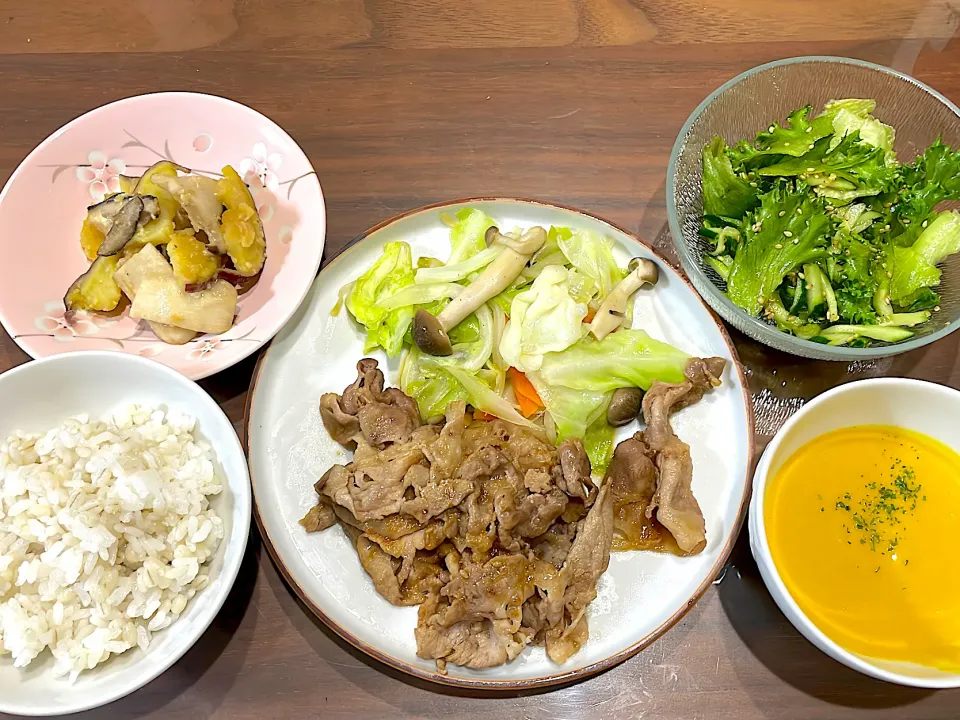 焼き肉のタレでお肉と野菜炒め　かぼちゃスープ　チョレギサラダ　さつまいもとエリンギの味噌バター炒め|おさむん17さん