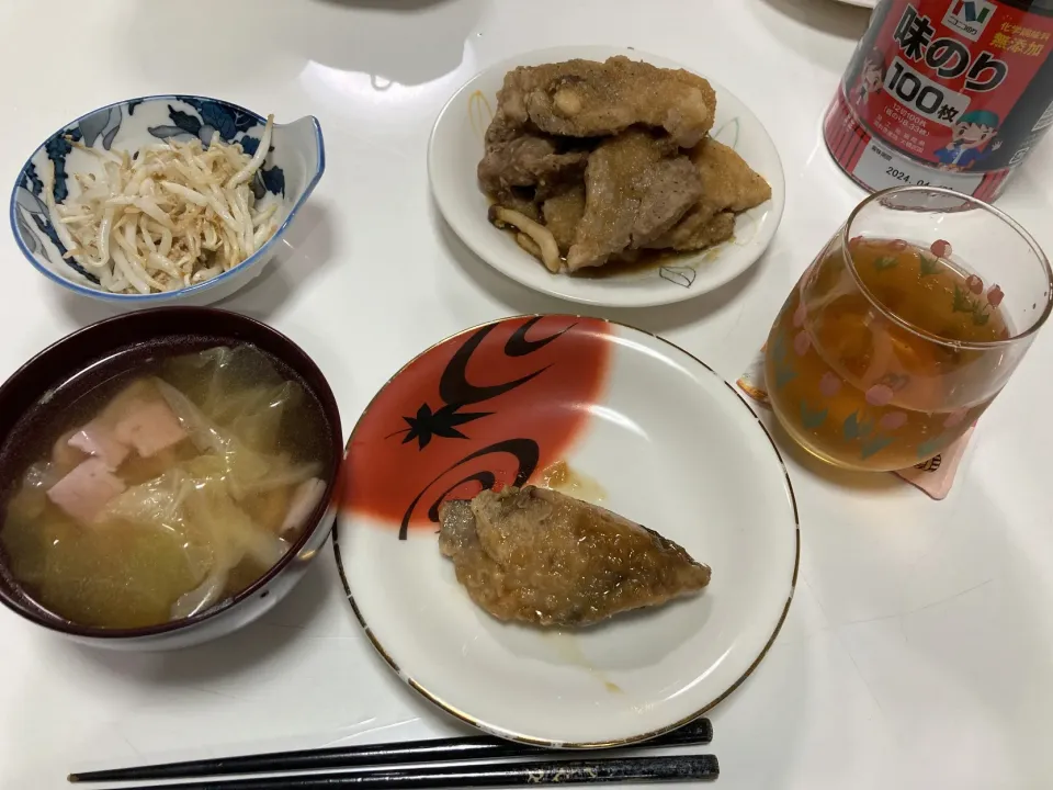 作り置きと作り足して晩御飯。☆ポークステーキのおろしポン酢☆ブリ照り☆もやしの胡麻酢和え☆コンソメスープ（キャベツ・しめじ・ベーコン）|Saharaさん