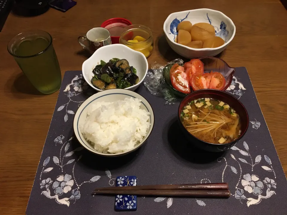 Snapdishの料理写真:なす味噌炒め、大根の煮物、きのこの味噌汁、トマト(夕飯)|enarinさん