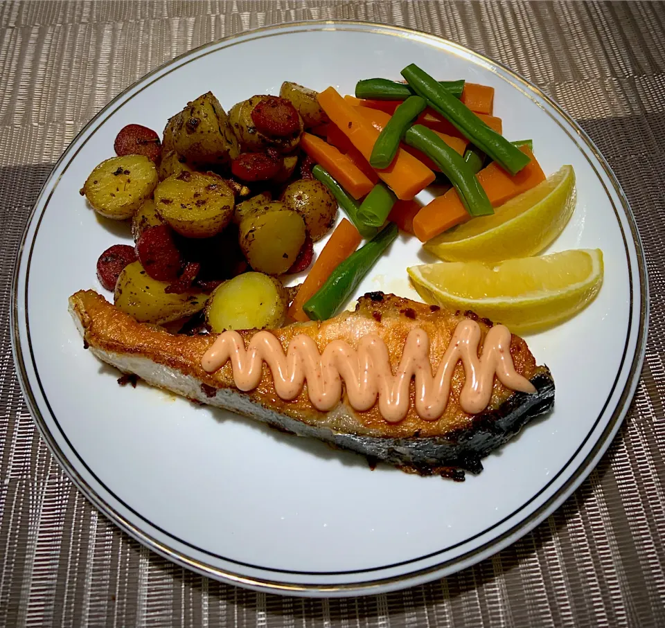 Panfried salmon w/ mentai sauce, veggies and baby potato with herbs|Ahnneさん