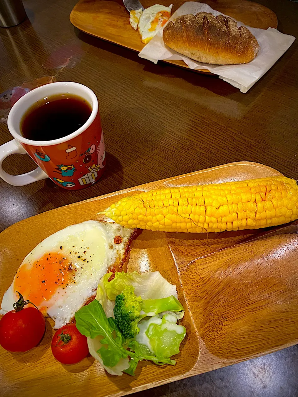 目玉焼き　サラダ　蒸しとうもろこし　カマンベールチーズ のライ麦パン　コーヒー|ch＊K*∀o(^^*)♪さん