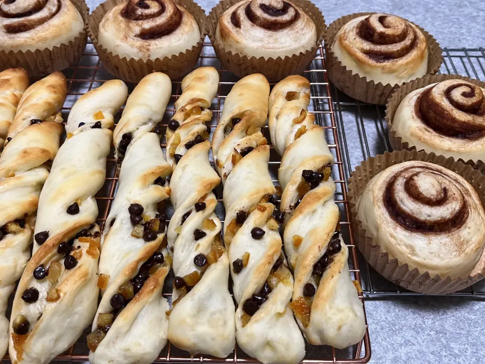 シナモンロール　＆　オレンジピールとチョコチップでねじったの。|ちゃこさん