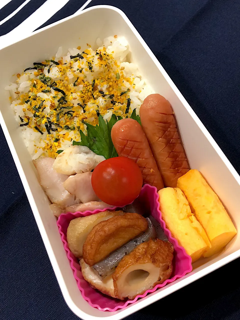 Snapdishの料理写真:のりたまご飯、たまご焼き、ウインナー、赤魚のほぐし身、練り物の煮物、ミニトマト|きらきらさん