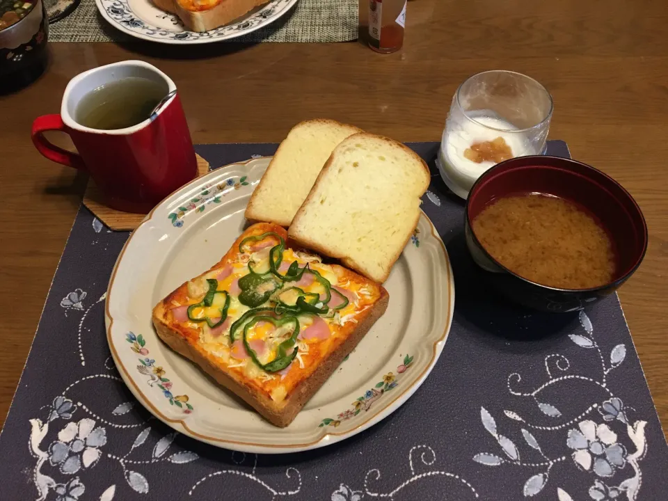 Snapdishの料理写真:ピザトースト、ビール酵母パン(昼飯)|enarinさん