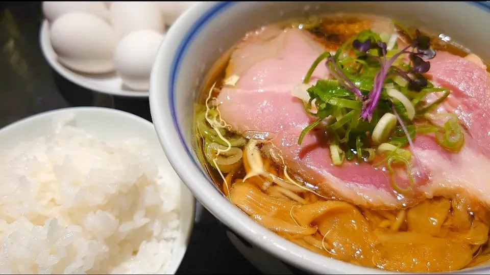 Snapdishの料理写真:【2021年7月オープン】 
駄目な隣人 新宿店 
REGULAR 醤油ラーメン 
（並盛、細麺を選択、900円） 
＋土鍋で炊いたご飯
（大盛、並盛と同料金、150円） 
＋生卵（食べ放題、無料） 
＋日本橋 山本海苔店の 焼き海苔
（食べ放題、無料） 
＋にんべんの鰹節粉（卓上、無料）
＠西武新宿1分、JR新宿5分
23139 (145,830) 
|大脇さん