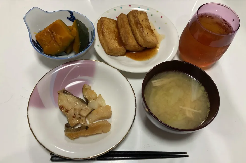 Snapdishの料理写真:作り置きと作り足して晩御飯☆焼き厚揚げ☆南瓜の炊いたん☆アブラガレイの煮付け☆みそ汁（白菜・えのき）|Saharaさん