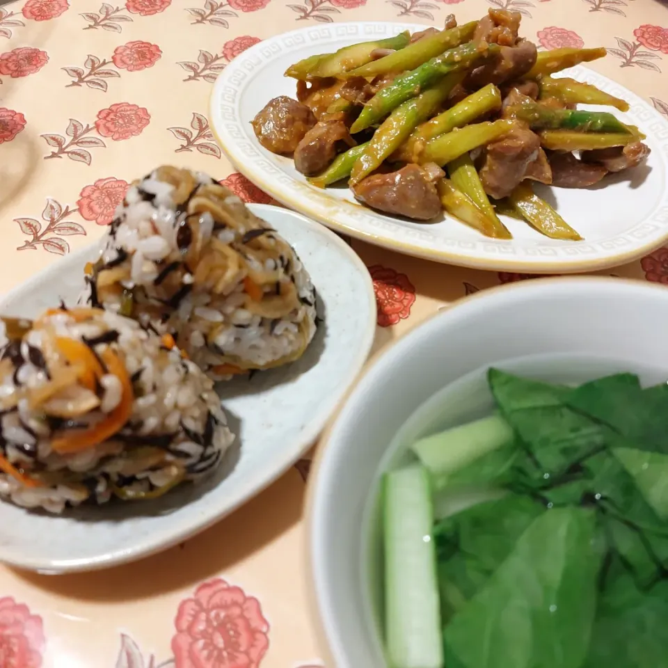 アイさんの料理 砂肝とアスパラの万能味ソース炒め😋🍻💕✨|きつねさん