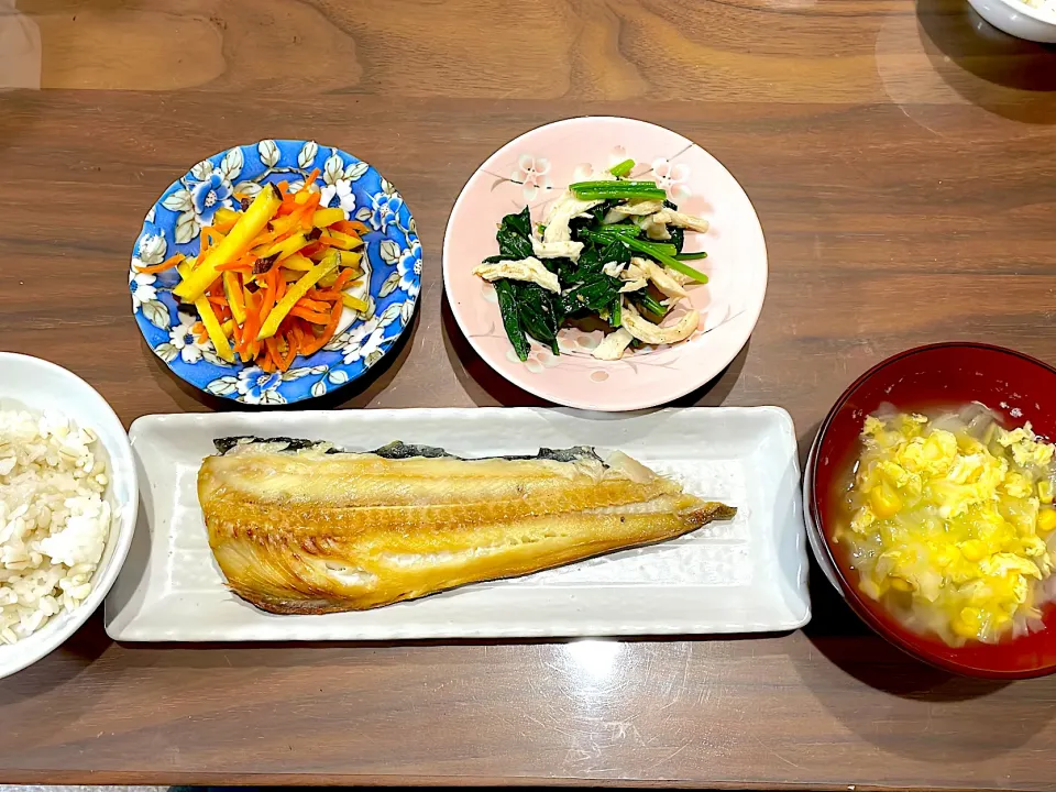 Snapdishの料理写真:ほっけの干物　キャベツとコーンの卵スープ　ほうれん草とサラダチキンの胡麻和え　人参とさつまいもの塩麹きんぴら|おさむん17さん