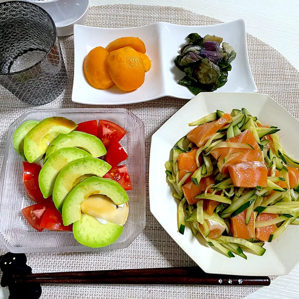 Snapdishの料理写真:6/20晩ご飯：サーモンときゅうりの柚子胡椒ポン酢和え|ななみんさん