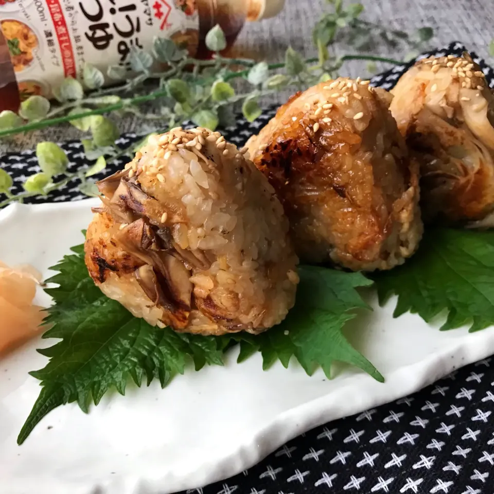 ひろりんさんの料理 ひきわり納豆とキノコの土鍋ご飯🍲de焼きおにぎり|まなまな♡さん