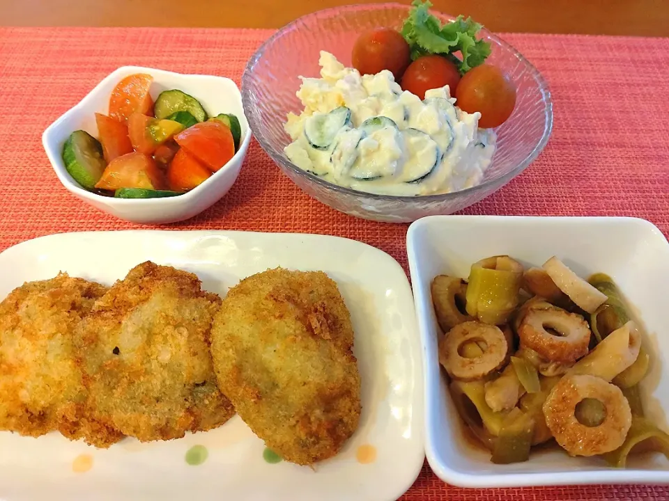 ☆のり塩とりカツ
☆はっちくと竹輪の甘辛炒め
☆ポテトサラダ
☆キュウリとトマトのゴマ油醤油和え|chikakoさん