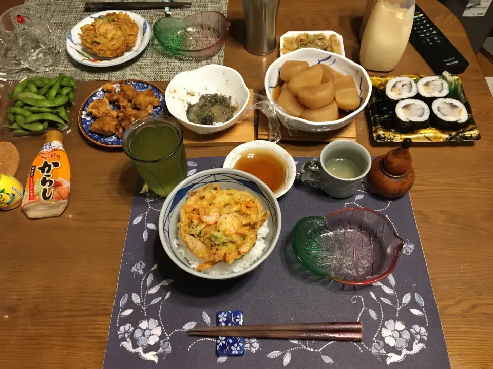 かき揚げ丼、鶏の唐揚げ、大根の煮物、サラダ、金華さばの太巻き、枝豆(夕飯)|enarinさん