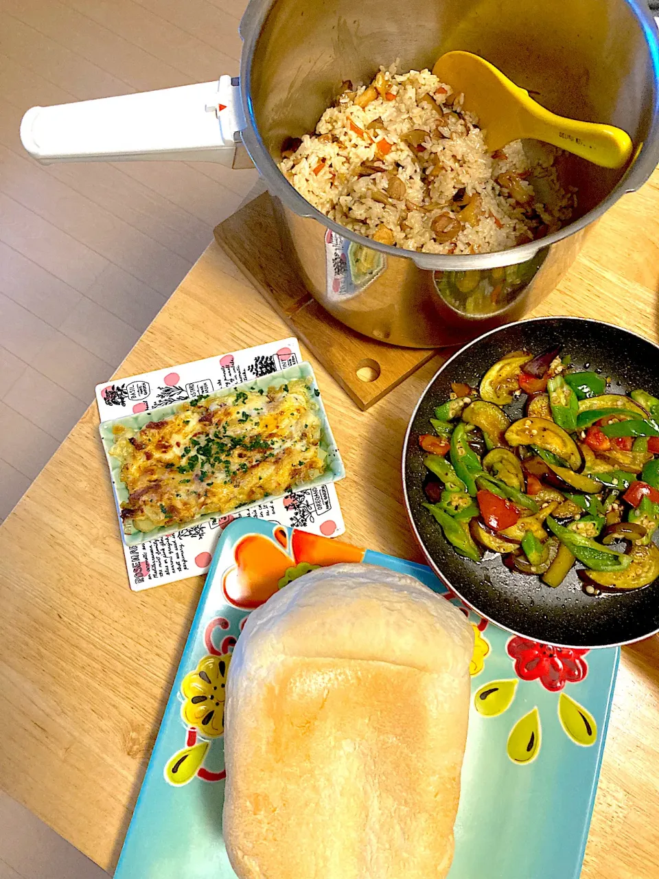 朝焼きふんわり甘酒食パン🍞と、旦那さんお弁当詰めるの待ってるかしわご飯🧡ジャガイモの和風チーズ焼き🩵夏野菜(ピーマン、オクラ、トマト、茄子)のソテー焼肉のタレ。|さくたえさん