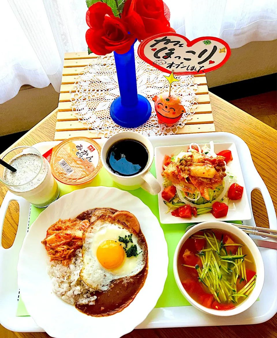 旨キムチ乗せたスパイスカレー🍛と野菜サラダ🥗冷やし味噌汁で幸せ朝ごはん出来ました🍀♫|HAMI69さん