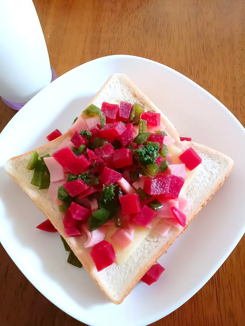 ビーツと二種食材のスライスチーズののせ食パン🍞|はるchanさん