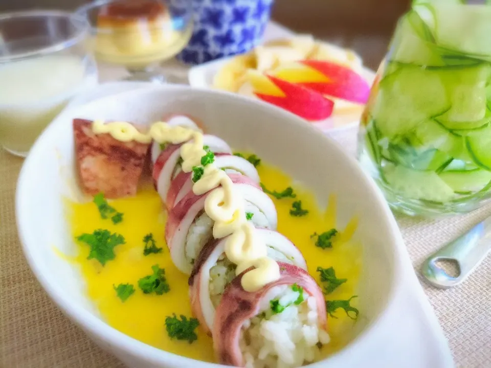 Snapdishの料理写真:朝ご飯

セロリと生姜刻み焼飯を詰めた姿まるごとイカのドリアです♪

ほかは胡瓜ピクルス、りんご、バナナ、プリン、珈琲、ヨーグルト|アカネ💖さん