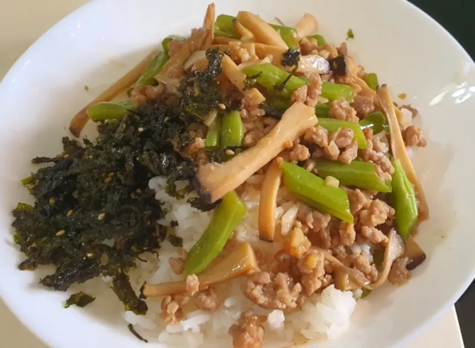 Snapdishの料理写真:Stir fry oyster mushroom 🍄 
French beans minced pork with 🍚 
korean seaweed toppings 😋|🌷lynnlicious🌷さん