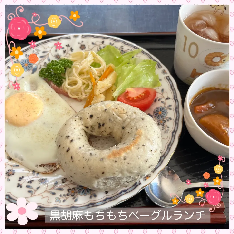 Snapdishの料理写真:黒胡麻もちもちベーグルでランチ|いのっちさん