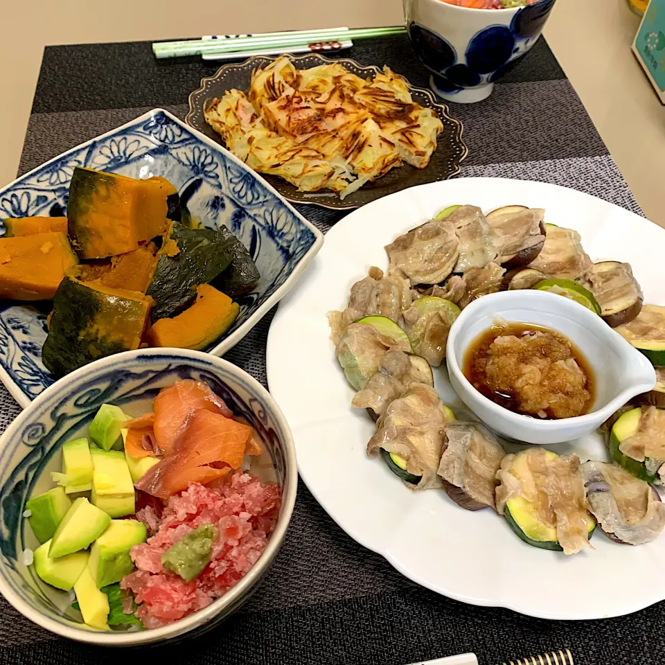 Snapdishの料理写真:ネギトロアボカド丼、かぼちゃの煮物、じゃがいものガレット、茄子とズッキーニの豚バラレンチン、|kekekeさん