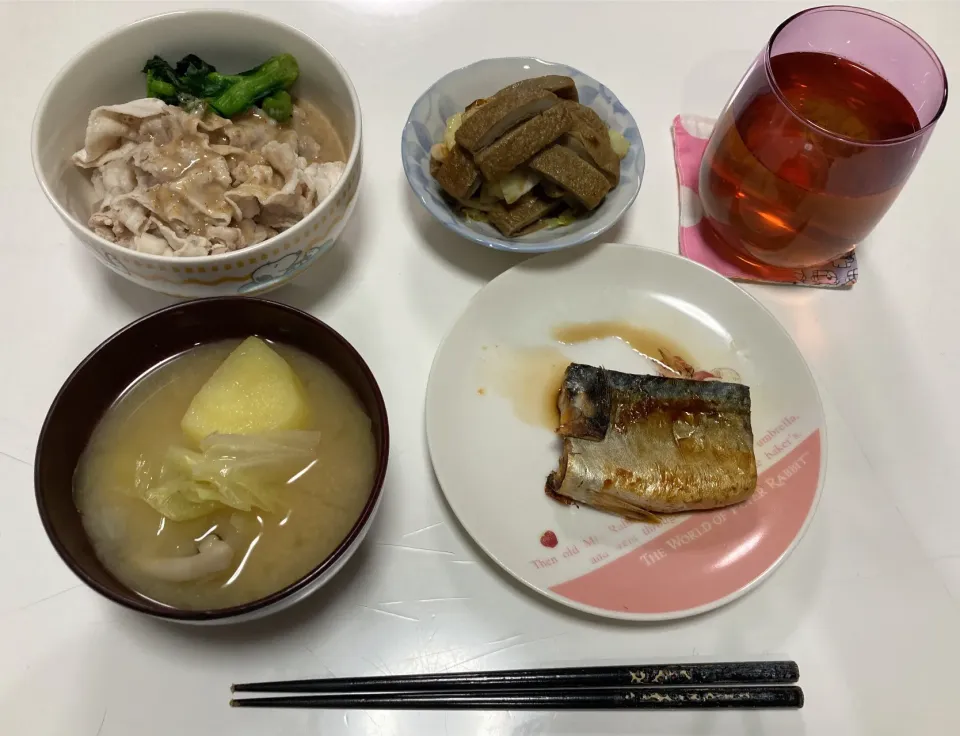 作り置きと作り足して晩御飯☆焼き鯖☆冷しゃぶ（菜の花付き）☆じゃこ天炒め（キャベツ・しめじ）☆みそ汁（しめじ・キャベツ・じゃがいも）|Saharaさん