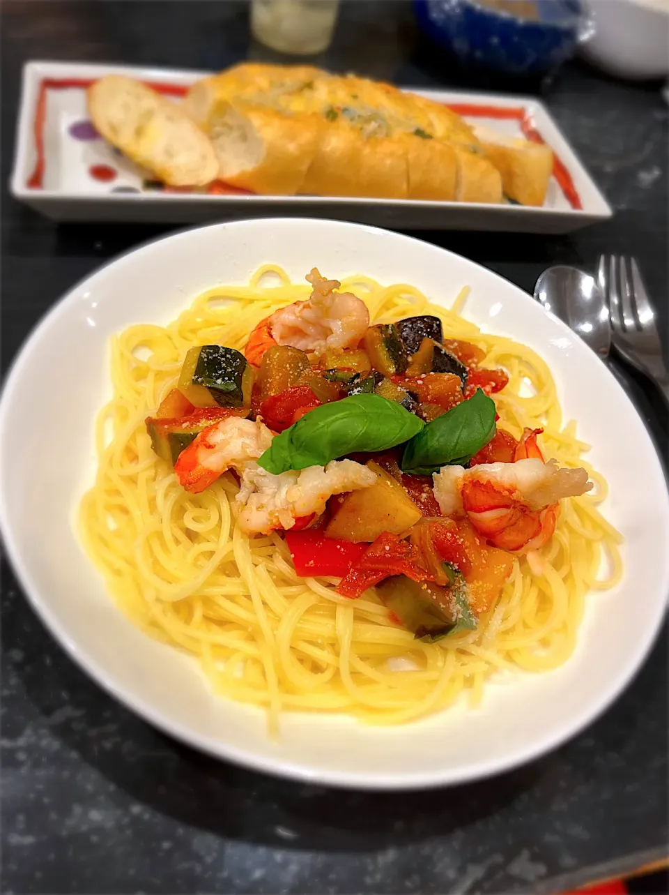 ラタトゥイユを作ったので、エビを乗せてパスタで夕飯🍽️|けいさんさん